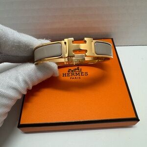 Hermès Clic H narrow bracelet in gold-plated hardware with Marron Glacé enamel.